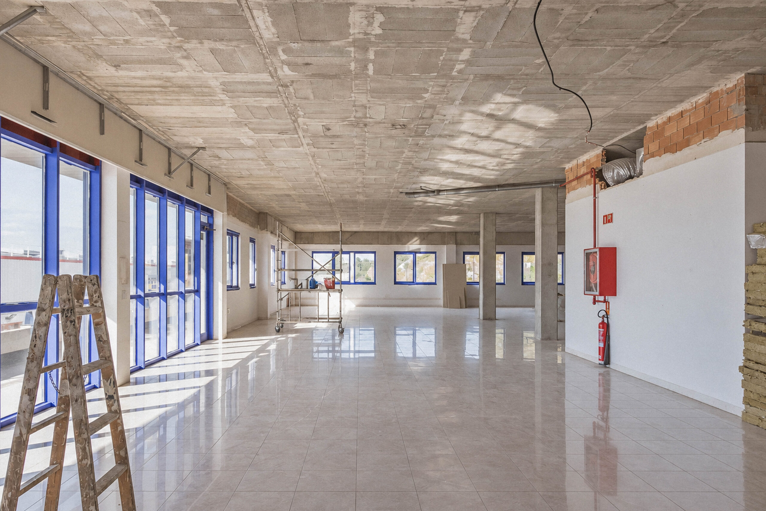 Zona de obra activa con estructura al descubierto e instalaciones en proceso